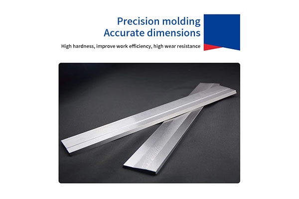 What should I pay attention to when clamping the workpiece with the centerless grinder pallet?